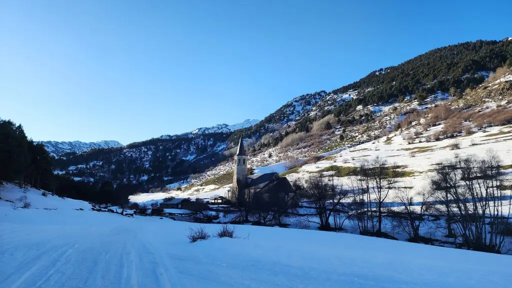 Baqueira Beret visita al Pueblo abandonado en motos de nieve